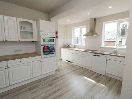 Refrigerador, lavavajillas, utensilios de cocina