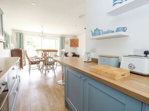 Fridge, dishwasher, electric kettle, toaster - Mermaid Cottage (Portland)