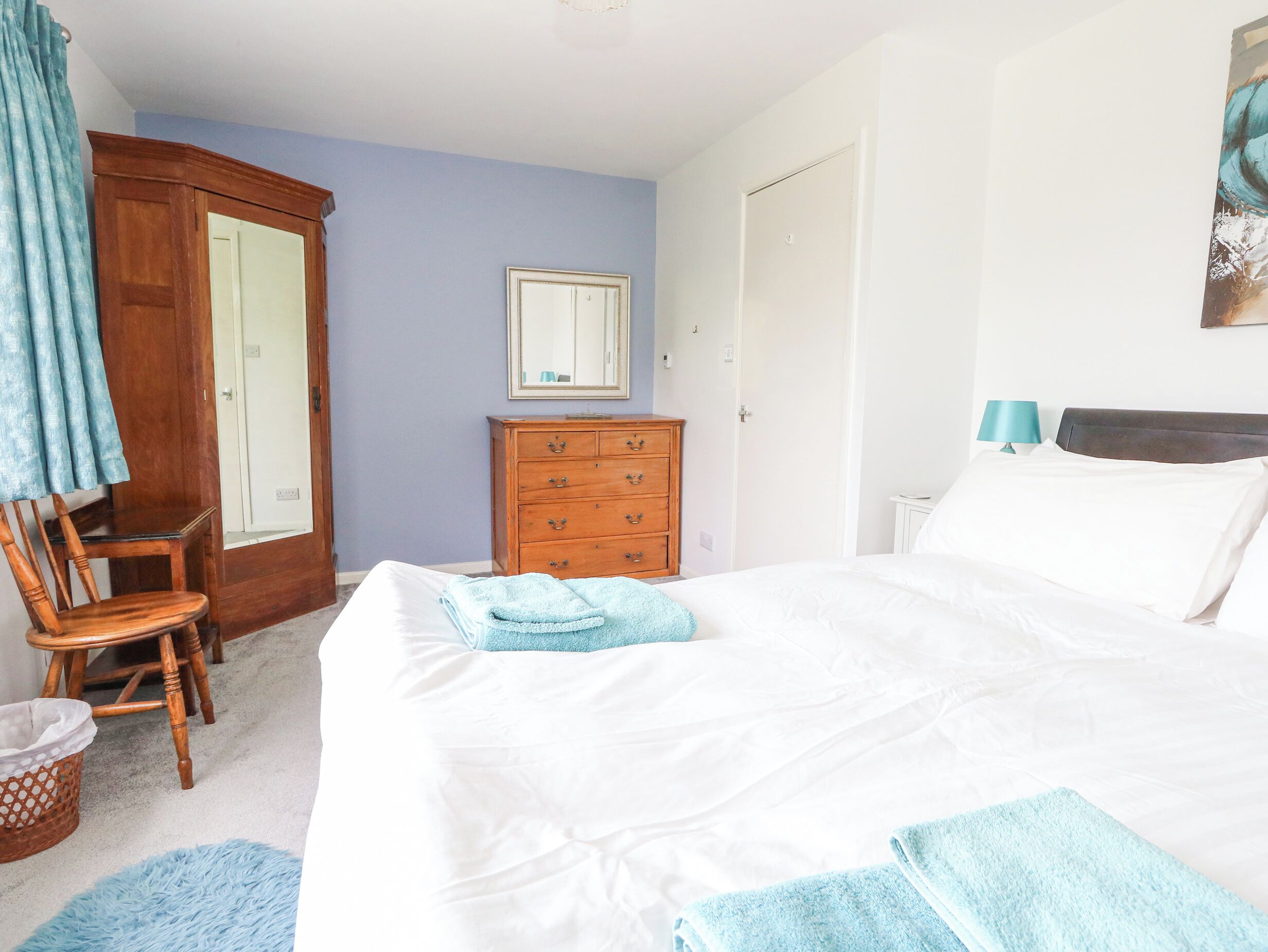 2 dormitorios, decoración individual, mobiliario individual