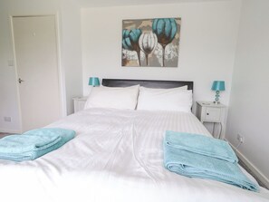 2 Schlafzimmer, individuell dekoriert, individuell eingerichtet