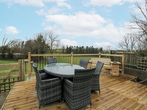 Outdoor dining - Willow Cottage (Carnforth)