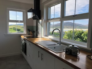 Een koelkast, een vaatwasser, een waterkoker, een broodrooster