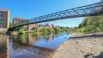 Un puente sobre un río, con edificios a la otra orilla.