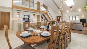 A spacious loft with a dining area, kitchen, and living space. - Hidden Well (Bristol)