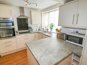 Réfrigérateur, lave-vaisselle, bouilloire électrique, grille-pain