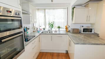Refrigerador, lavavajillas, tetera eléctrica y tostadora