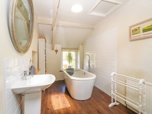 A bathroom with a white sink, a bathtub, and a mirror. - 2 Banc Llugwy (Betws-Y-Coed)