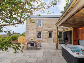 Outdoor dining - Carn House (Penzance)