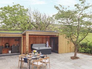 Outdoor dining - Carn House (Penzance)