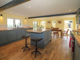 冰箱、洗  碗机、电热水壶、烤面包机