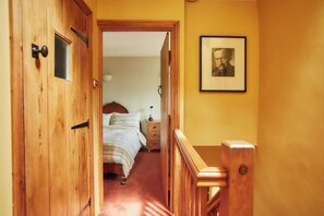2 dormitorios, decoración individual, mobiliario individual