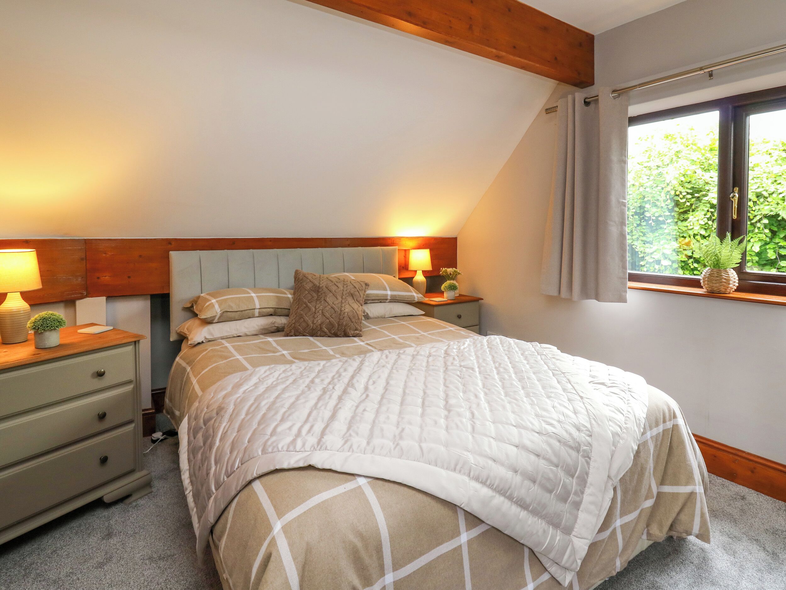 6 bedrooms, individually decorated, individually furnished, free WiFi