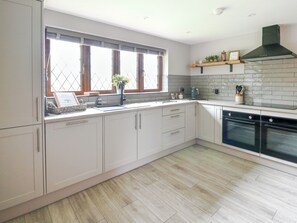 Tủ lạnh, máy rửa bát, dụng cụ nấu nướng/bát dĩa/dao nĩa 