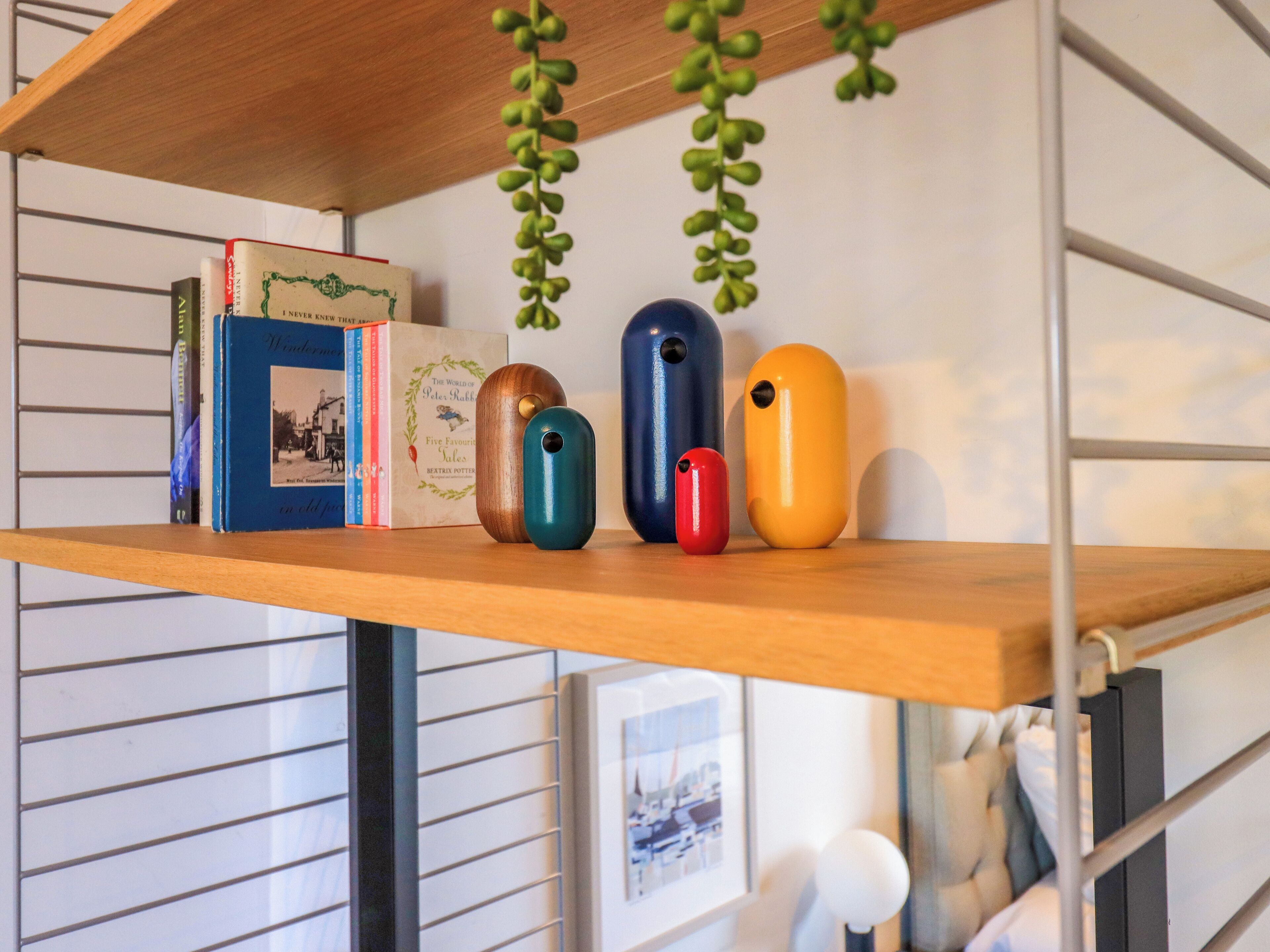 A shelf with books and decorative objects.