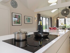 Réfrigérateur, lave-vaisselle, bouilloire électrique