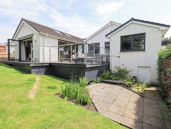 A modern house with a covered patio area and a small garden. - Yonder Lea (Windermere)