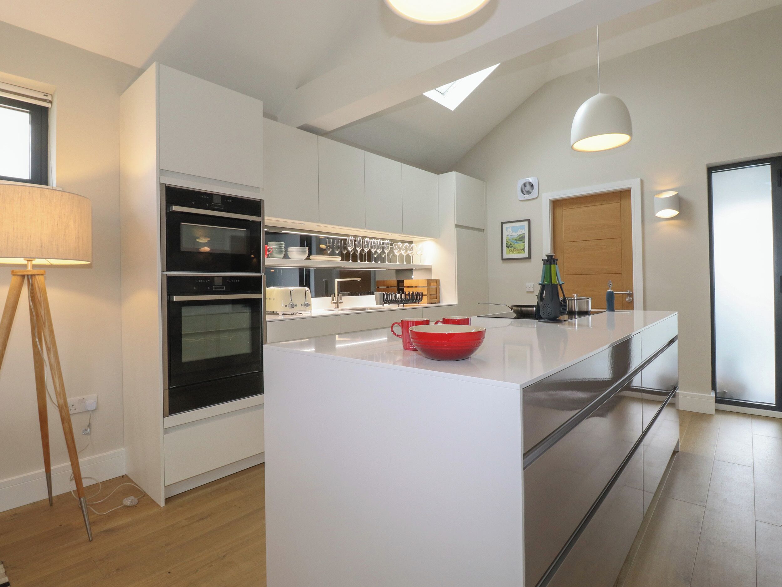 Frigorífico, lavavajillas, hervidor eléctrico y utensilios de cocina