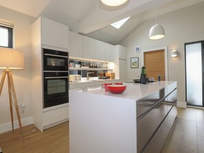 Réfrigérateur, lave-vaisselle, bouilloire électrique