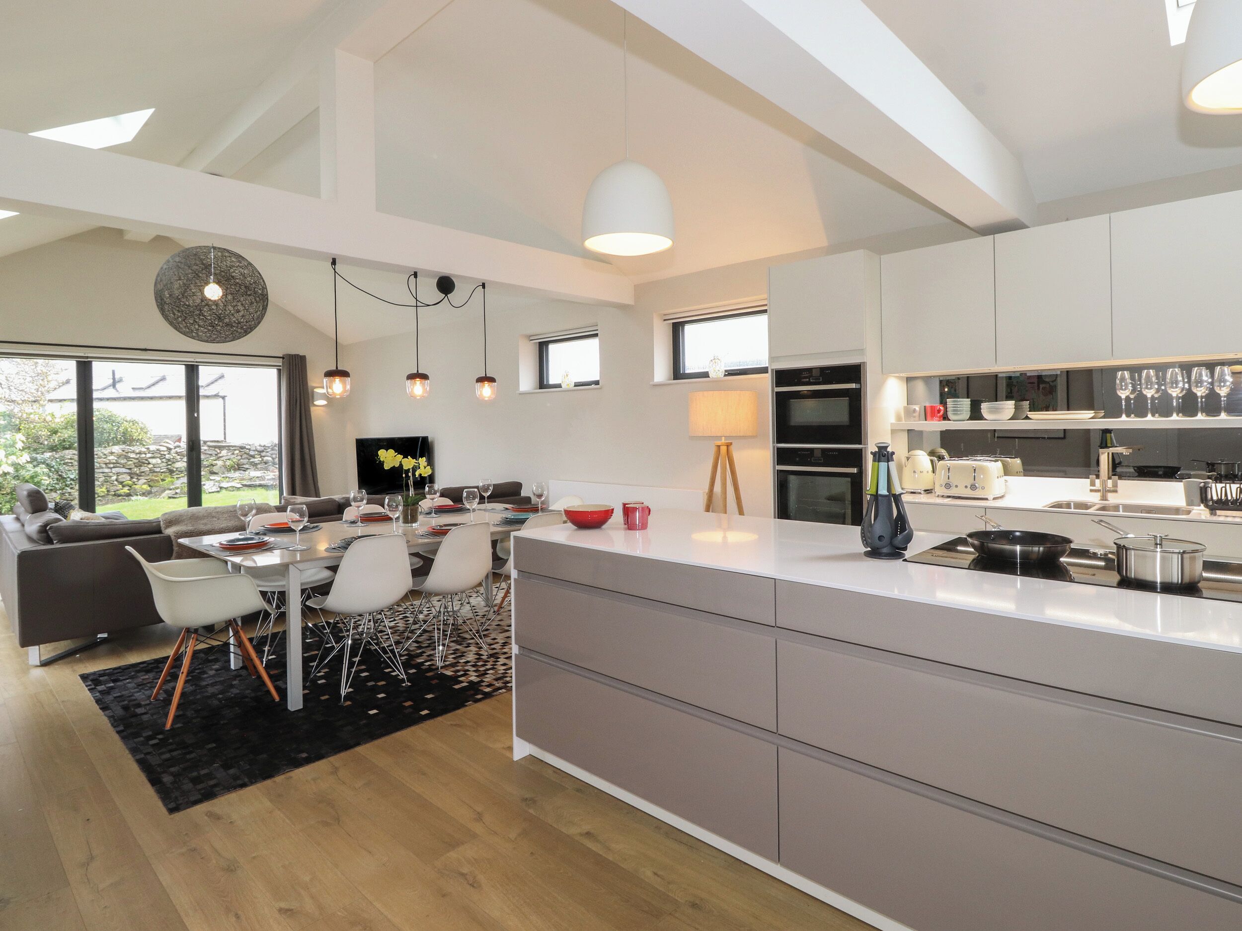 Frigorífico, lavavajillas, hervidor eléctrico y utensilios de cocina