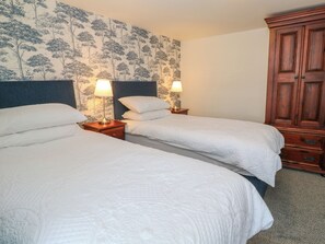 3 bedrooms, individually decorated, individually furnished, free WiFi - The Old Post Office (Camborne)