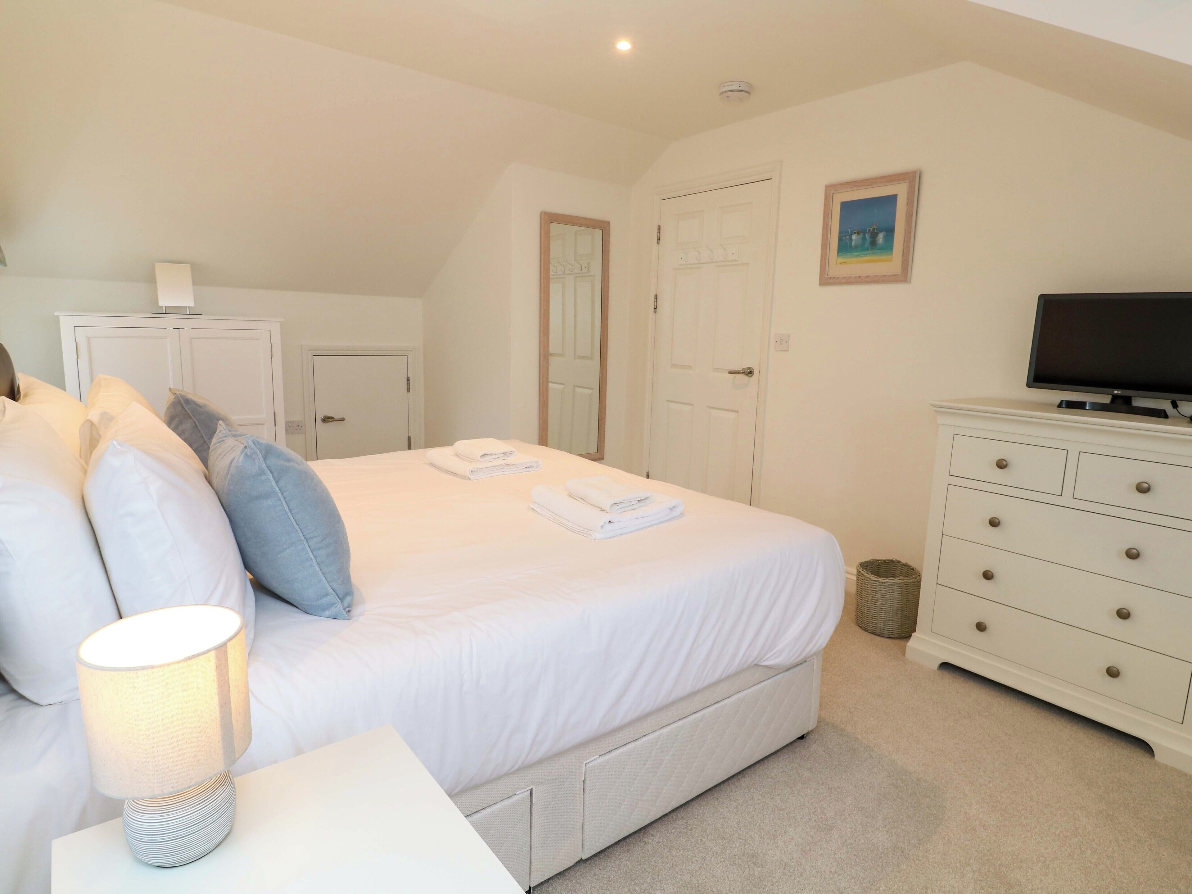 2 bedrooms, individually decorated, individually furnished, free WiFi