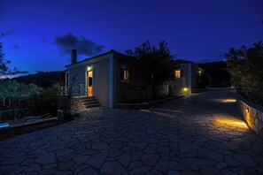 Exterior - Three bedroom property built in a natural landscape (Gialova)