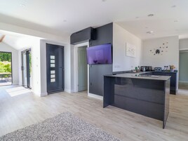 Lavavajillas, tetera/pava eléctrica, tostadora, utensilios de cocina