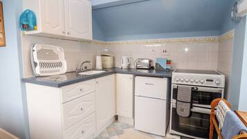 Electric kettle, toaster, cookware/dishes/utensils