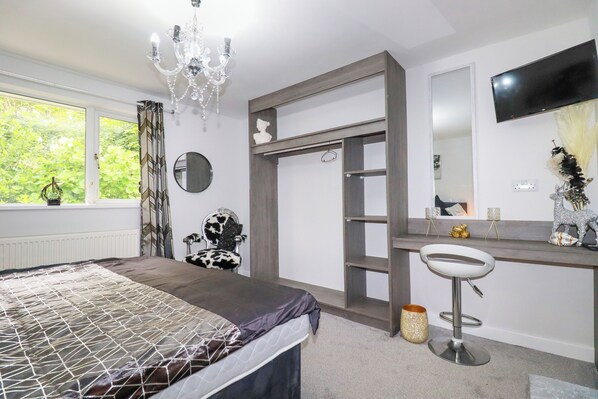 1 habitación, decoración personalizada y muebles diferentes 