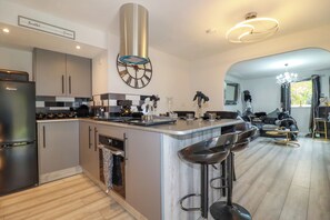 Lavavajillas, tetera eléctrica, tostadora y utensilios de cocina 