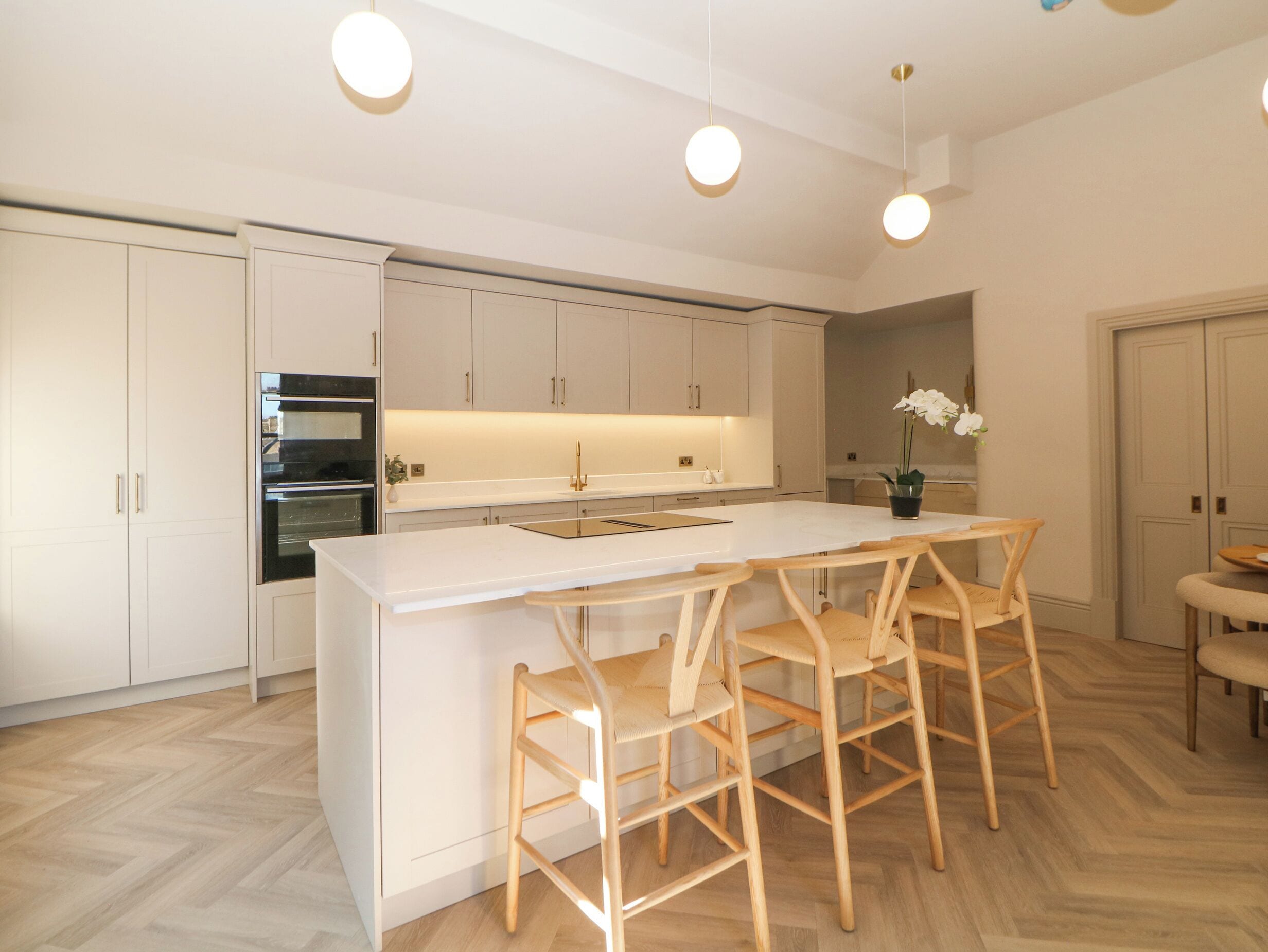 Fridge, dishwasher, cookware/dishes/utensils