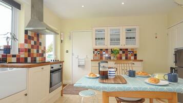 Fridge, dishwasher, cookware/dishes/utensils