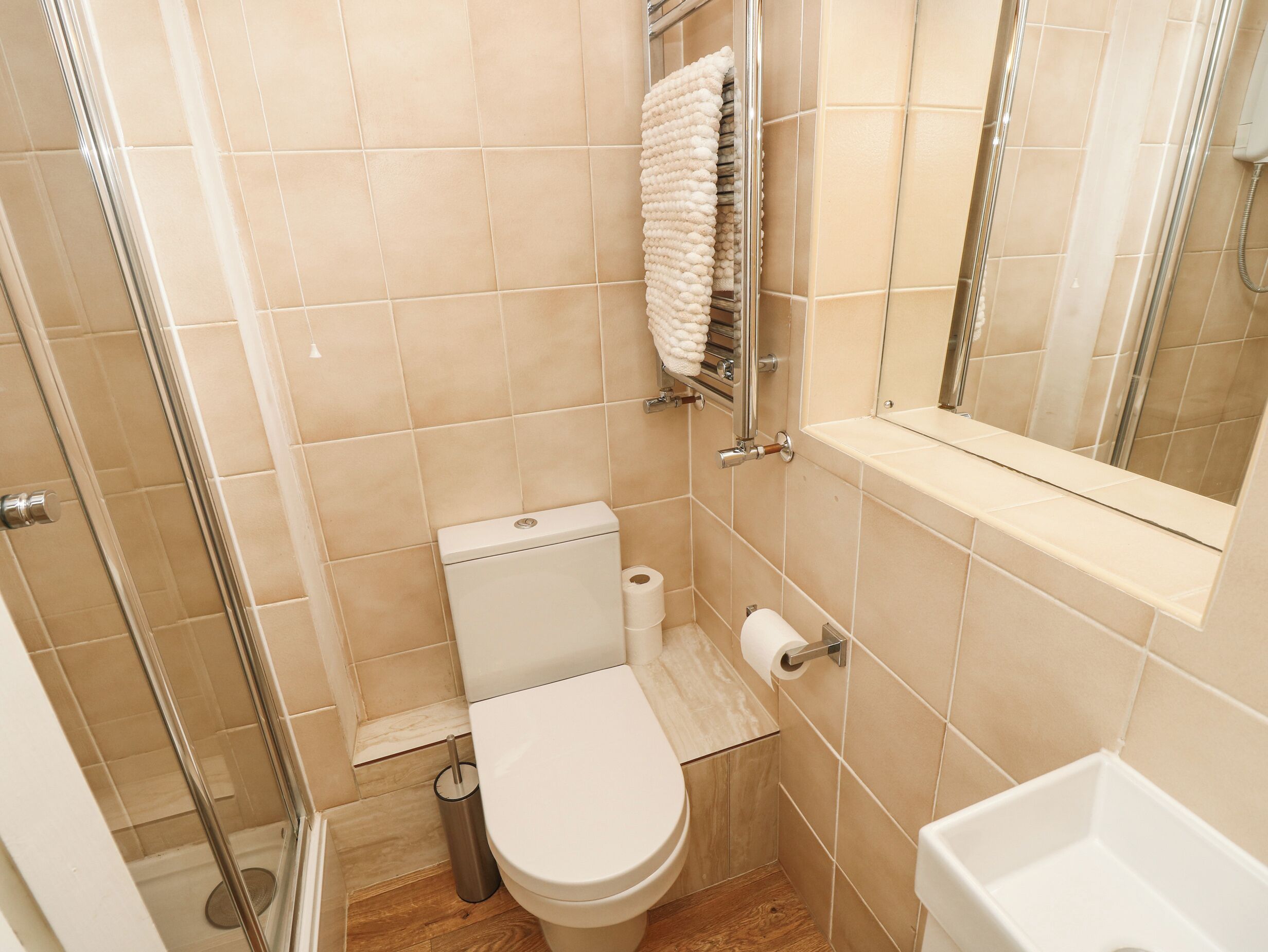 Une salle de bain avec des toilettes, une douche et un lavabo.