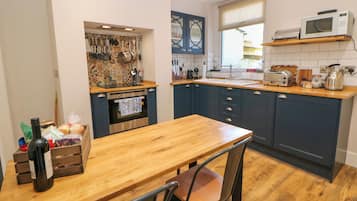 Dishwasher, cookware/dishes/utensils