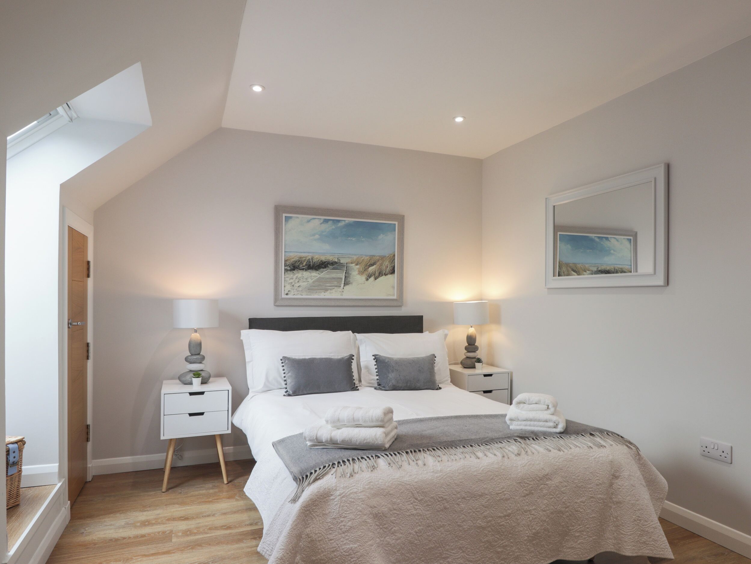 2 phòng ngủ, trang trí khác biệt 