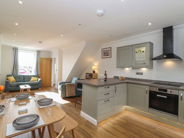 電冰箱、洗碗機、電熱水壺、鍋具/餐盤/廚房用品