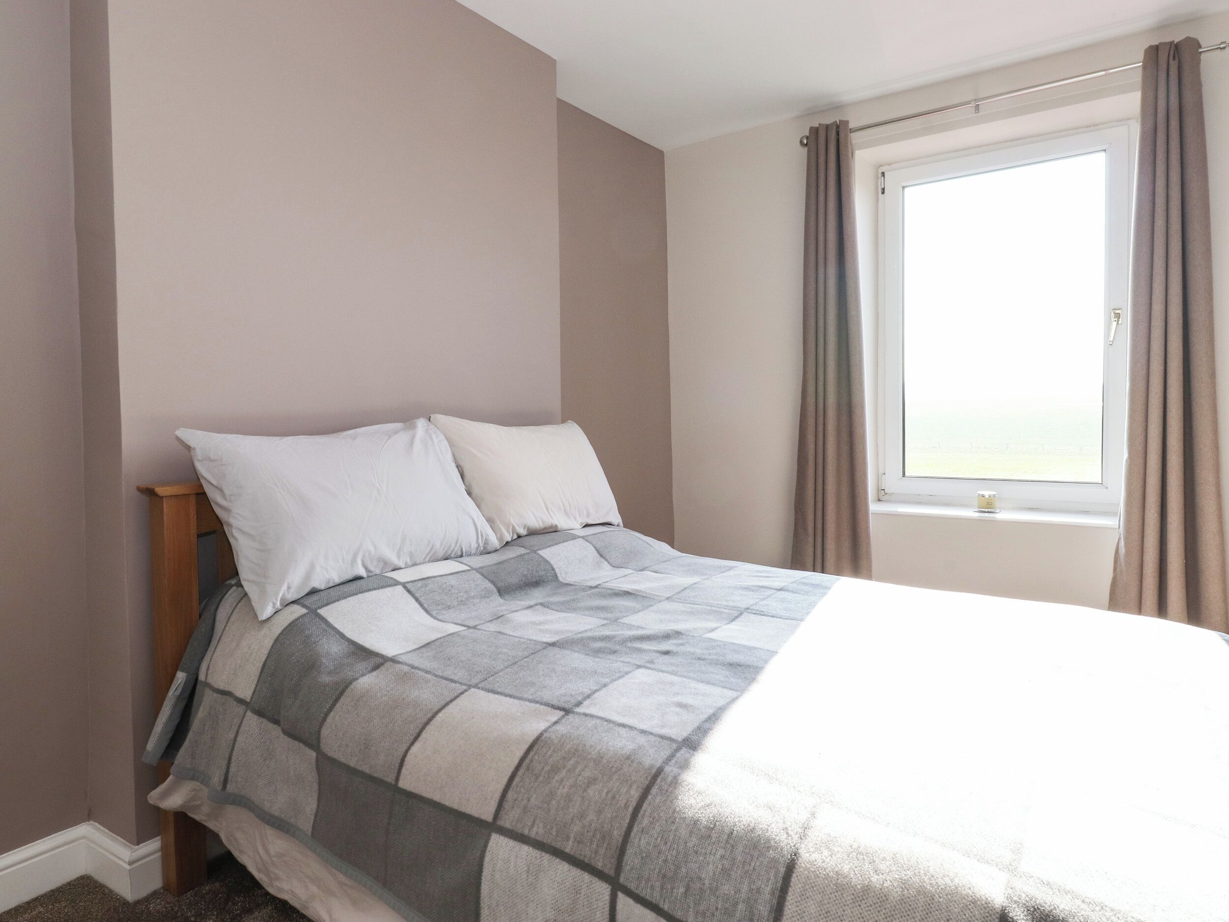 2 Schlafzimmer, individuell dekoriert, individuell eingerichtet