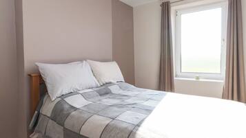 2 Schlafzimmer, individuell dekoriert, individuell eingerichtet