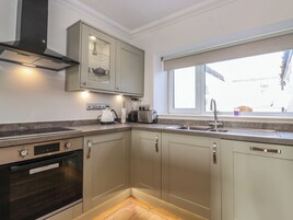 Frigorífico, lavavajillas, hervidor eléctrico y utensilios de cocina