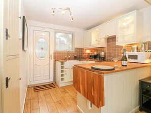 Kühlschrank, Wasserkocher, Toaster, Kochgeschirr/Geschirr/Besteck