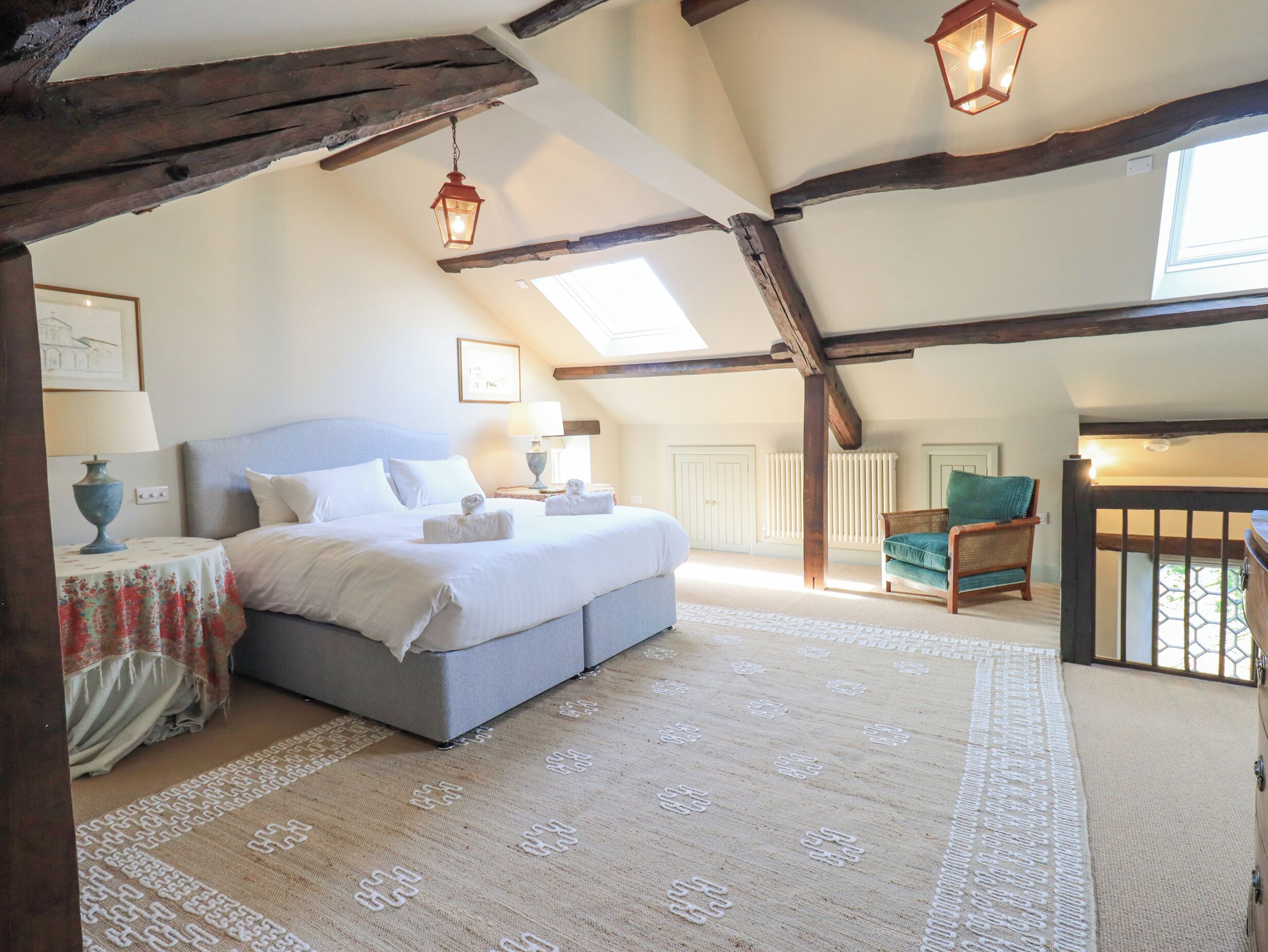 4 habitaciones, decoración personalizada y muebles diferentes 