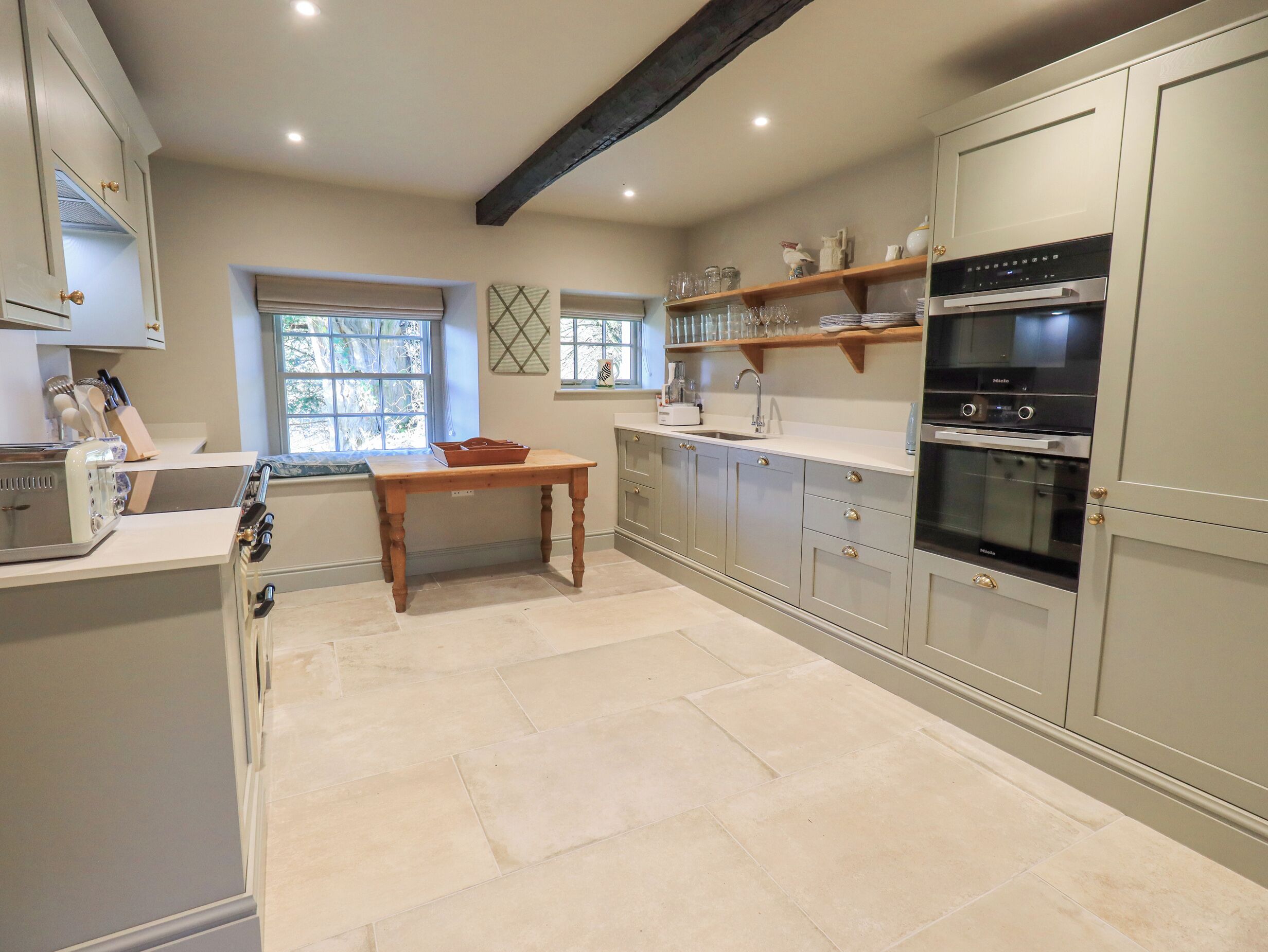 Geladeira, lava-louças, chaleira elétrica, torradeira