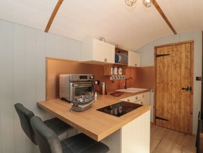 Kühlschrank, Wasserkocher, Kochgeschirr/Geschirr/Besteck