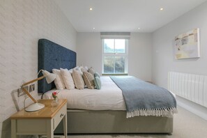 2 Schlafzimmer, individuell dekoriert, individuell eingerichtet