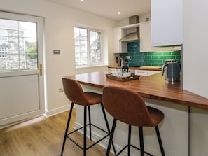 Fridge, electric kettle, toaster, cookware/dishes/utensils - Bwythyn Yr Wyddfa (Caernarfon)