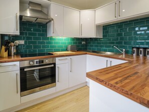 Kjøleskap, vannkoker, brødrister og kjøkkenutstyr