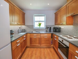 Főzőedények/tányérok/evőeszközök