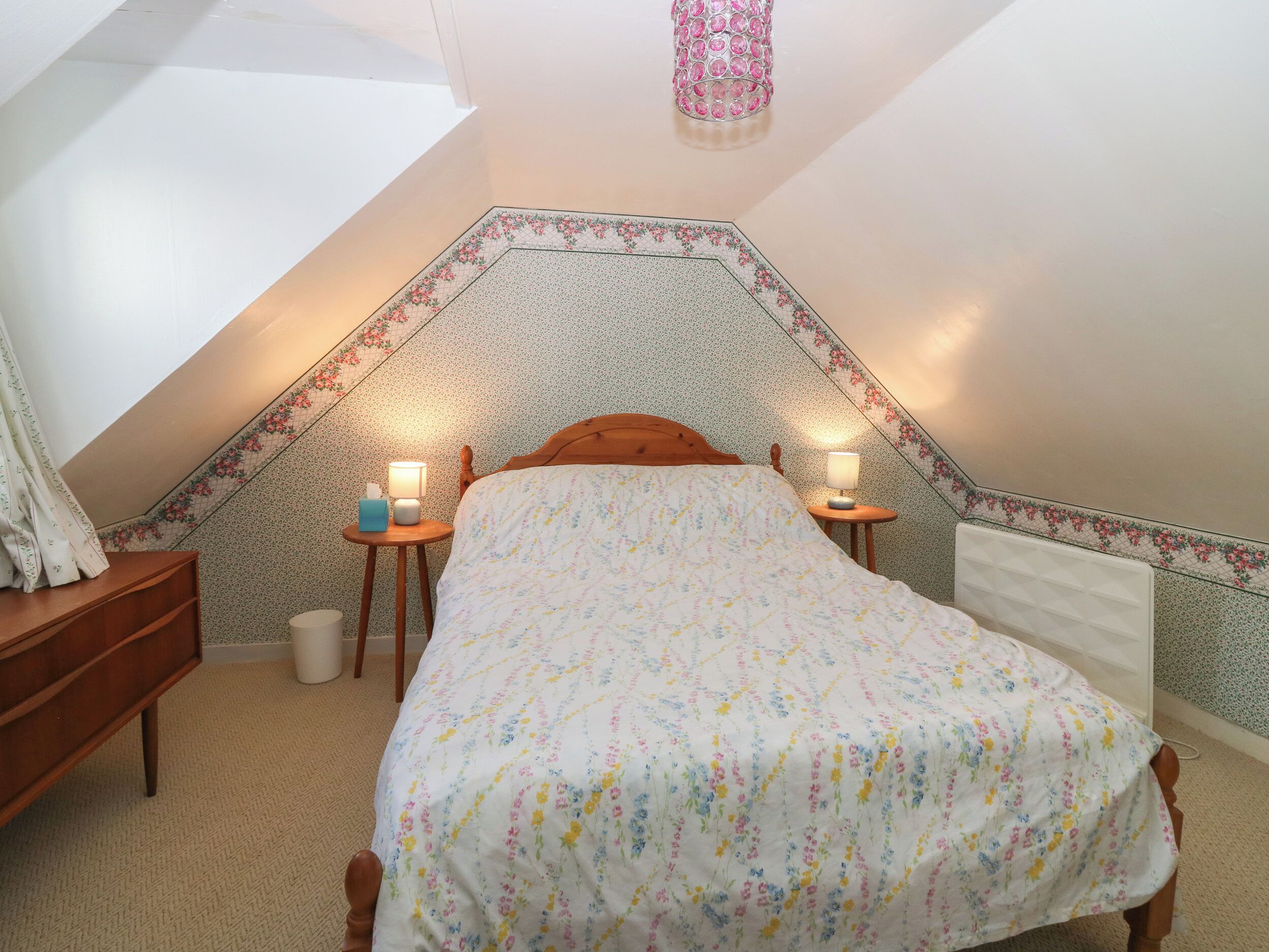 2 kamar tidur dan didekorasi berbeda-beda