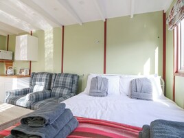 1 bedroom, individually decorated, individually furnished, free WiFi