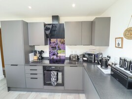 Cottage | Private kitchen | Fridge, dishwasher, electric kettle, toaster